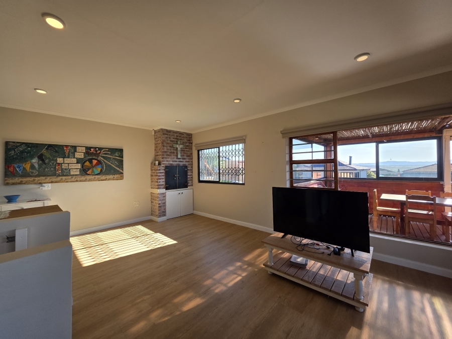 4 Bedroom Property for Sale in Wavecrest Eastern Cape